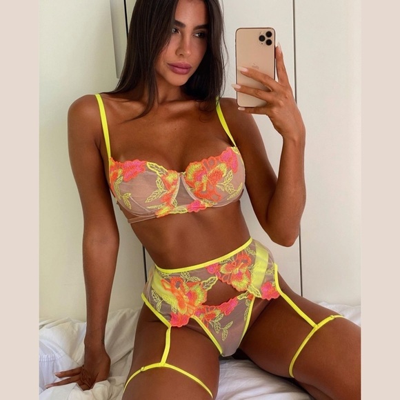 Pure Temptation floral embroidered lingerie set - Picture 3 of 13